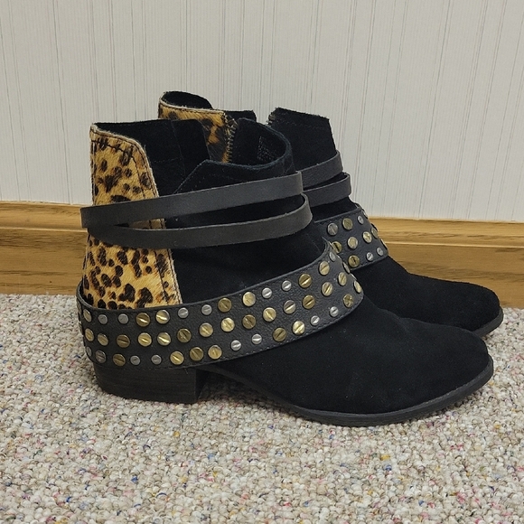 Naughty Monkey Crimson Leopard Accent Black Ankle Boots Sz 7.5 Cowhide/ Leather - Picture 1 of 6